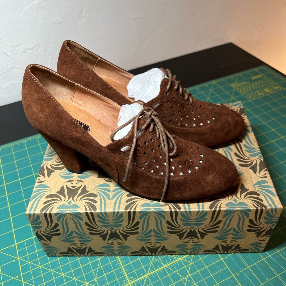 NIB Royal Vintage Alice in Nutmeg suede size 9.5
